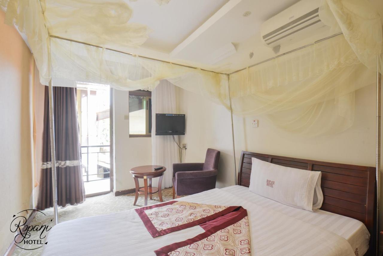 Ropani Hotel Kitende エクステリア 写真