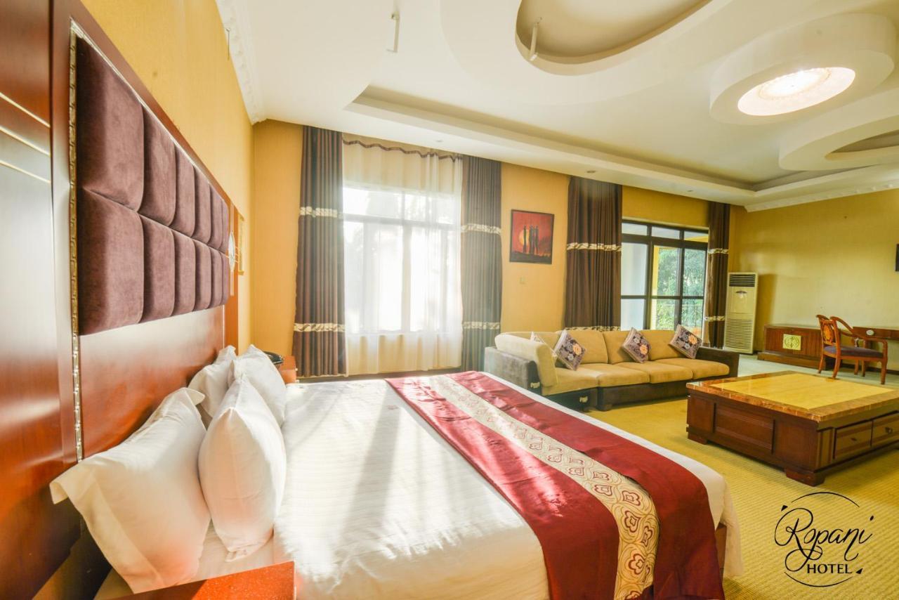 Ropani Hotel Kitende エクステリア 写真