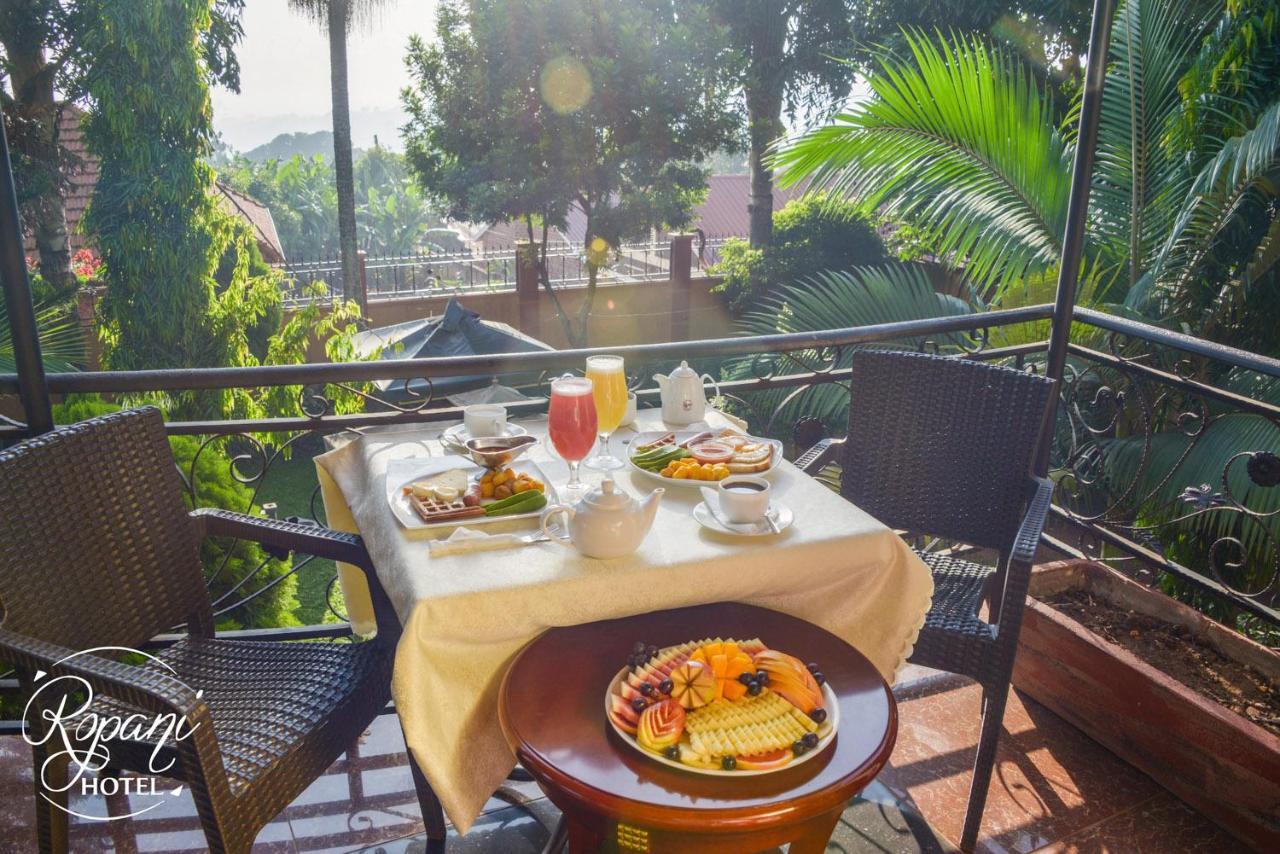 Ropani Hotel Kitende エクステリア 写真