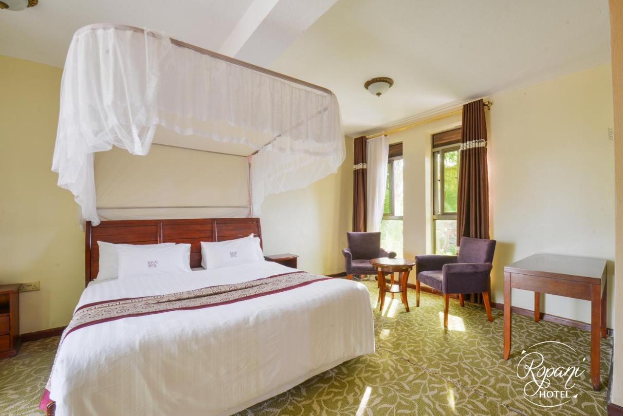 Ropani Hotel Kitende エクステリア 写真