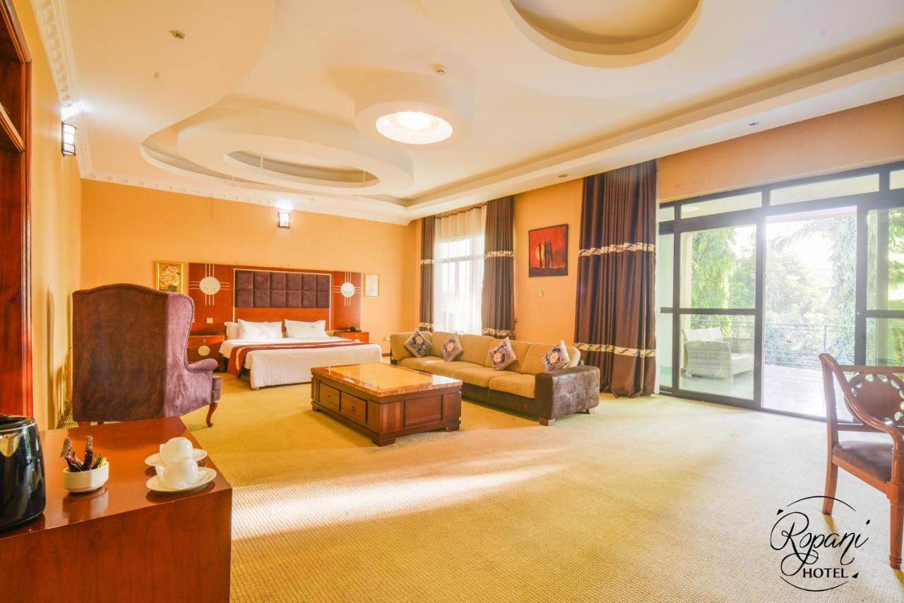 Ropani Hotel Kitende エクステリア 写真