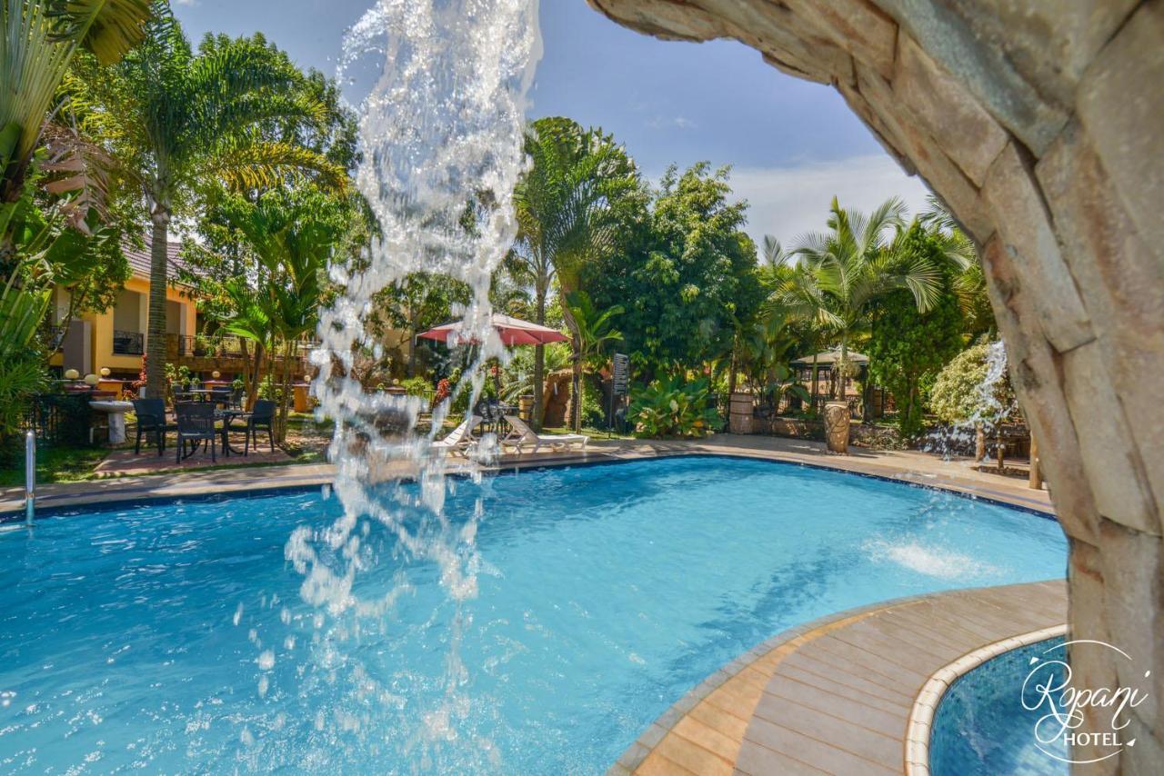 Ropani Hotel Kitende エクステリア 写真