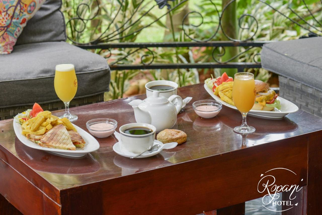 Ropani Hotel Kitende エクステリア 写真