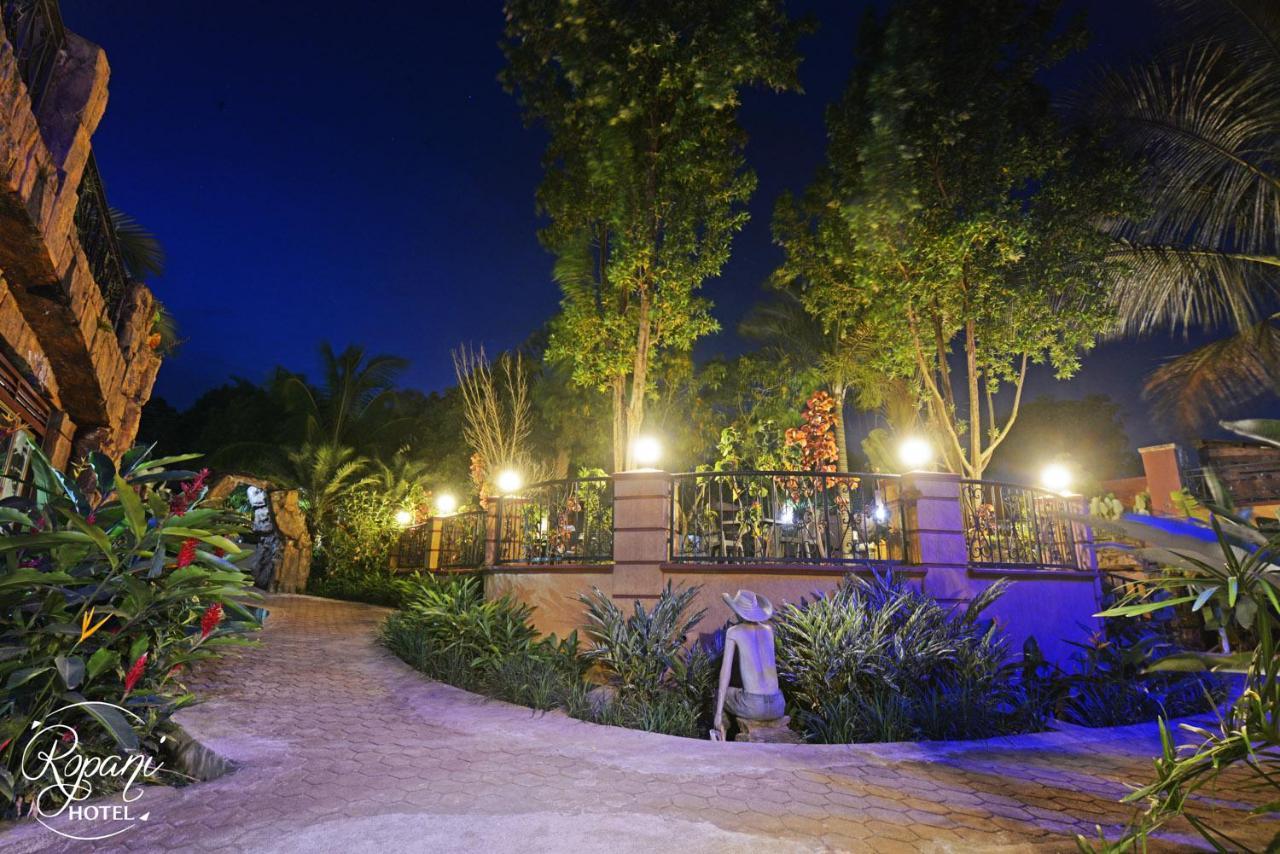 Ropani Hotel Kitende エクステリア 写真