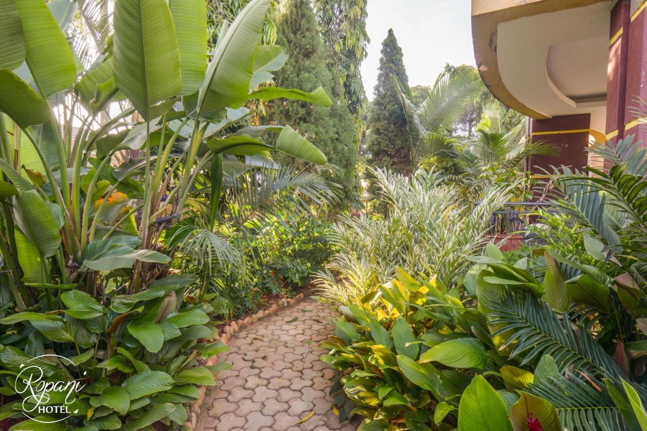 Ropani Hotel Kitende エクステリア 写真