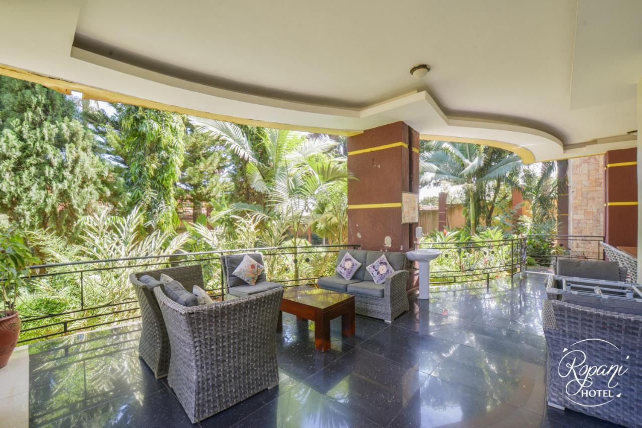 Ropani Hotel Kitende エクステリア 写真
