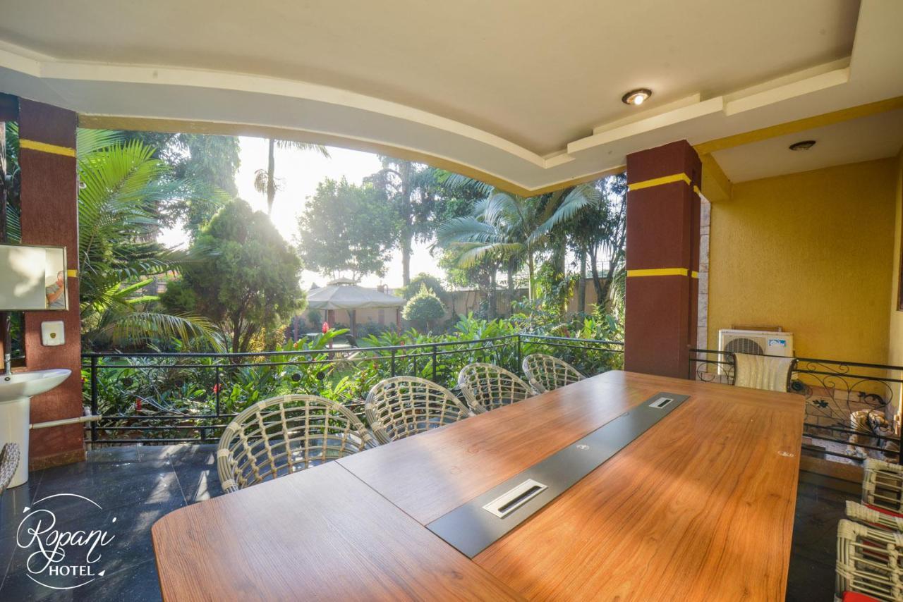 Ropani Hotel Kitende エクステリア 写真