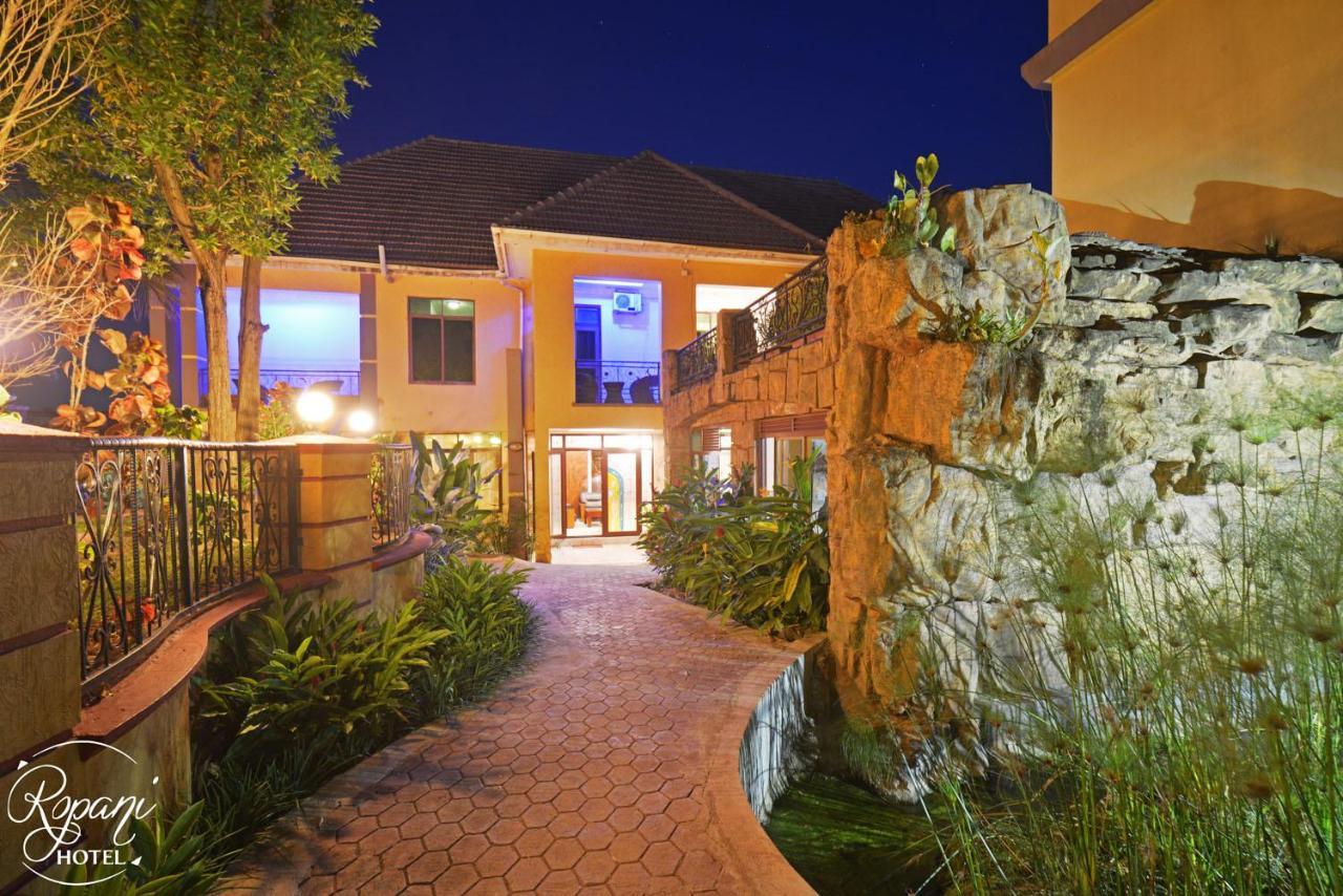 Ropani Hotel Kitende エクステリア 写真